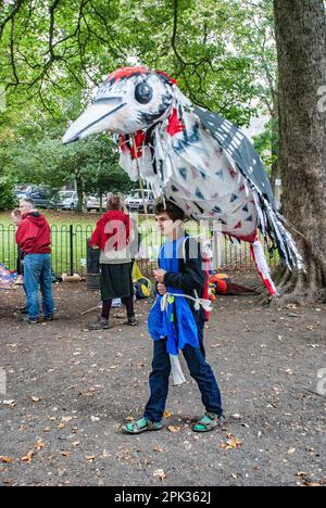 Zusammenstellung und Vorbereitung der Teilnehmer für den Beginn der Prozession durch die Straßen von Skipton beim Internationalen Puppenfest 2015 . Stockfoto