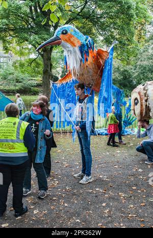 Zusammenstellung und Vorbereitung der Teilnehmer für den Beginn der Prozession durch die Straßen von Skipton beim Internationalen Puppenfest 2015 . Stockfoto