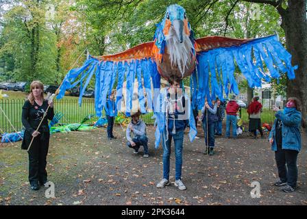 Zusammenstellung und Vorbereitung der Teilnehmer für den Beginn der Prozession durch die Straßen von Skipton beim Internationalen Puppenfest 2015 . Stockfoto