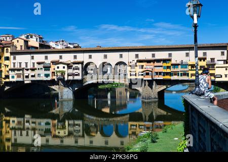 Firenze Ponte Vecchio sull'Arno fotografato dal Lungarno degli Archibusieri Stockfoto