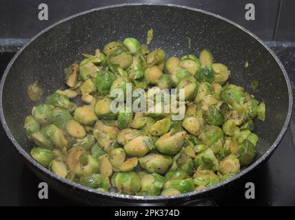 Gekochte Rosenkohl-Sprossen Stockfoto