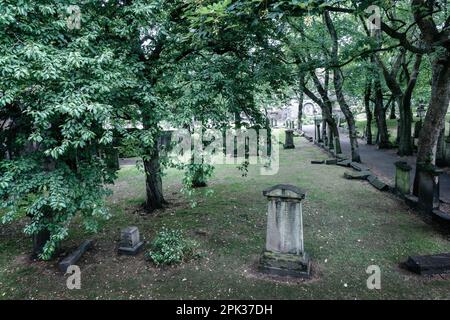 Alte Gräber in Saint Cuthbert kirkyard in Edinburgh, Schottland Stockfoto