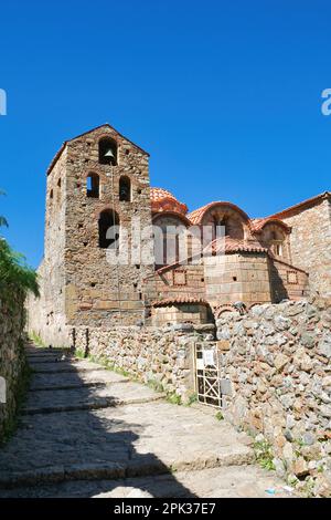 Die Kathedrale von Mystras, auch bekannt als die Kirche des Heiligen Demetrius, ist eine byzantinische Kirche in Mystras, Griechenland. Stockfoto