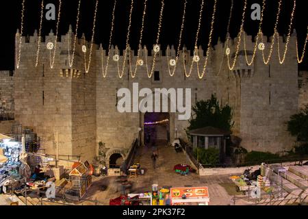 Damaskus-Tor der Altstadt von Jerusalem in Ramadan-Nächten. Jerusalem - Israel: April 2022 Stockfoto