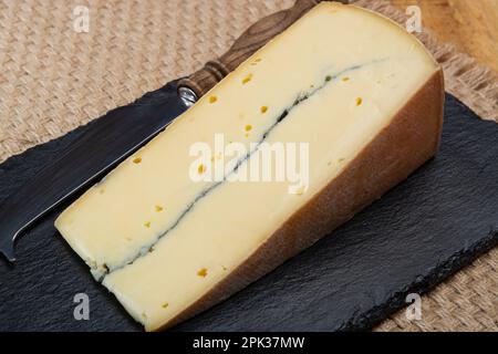 Käsesammlung, halbweicher Kuhmilchkäse von French Morbier mit schwarzer Schimmelschicht Stockfoto