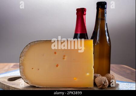 Käse und Bier, belgisches Bier und alter gelber Kuhmilchkäse aus Brügge, Belgien Stockfoto