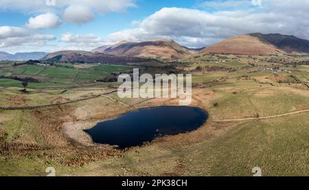 Luftblick über Tewet tarn in der Nähe von keswick in Richtung skiddaw und Blencathra See Bezirk Sonne und Wolken Stockfoto