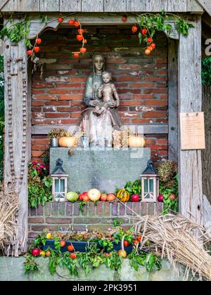 Detail der kleinen Kapelle am Wegesrand, maria-Kapelle, auf dem Schulweg in der Nähe der Stadt Beuningen, Overijssel, Niederlande Stockfoto