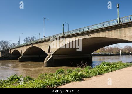 Maxwell Ayrton's Twickenham Bridge on the River Thames, Richmond-upon-Thames, London, England, Großbritannien Stockfoto