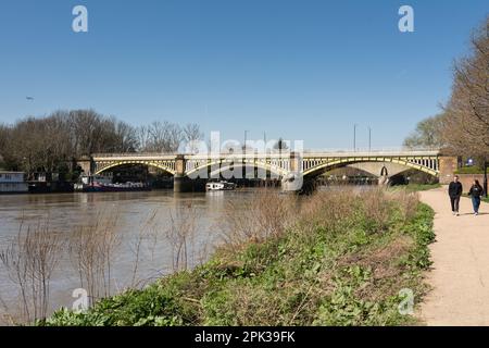Richmond Railway Bridge im Südwesten von London und die Themse stromaufwärts der Twickenham Bridge, Richmond, London, England, Großbritannien Stockfoto