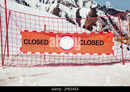 Rotes Banner AUF der Skipiste in den Bergen GESCHLOSSEN. Stockfoto