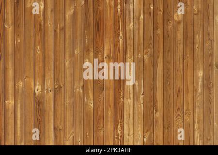 Brauner Holzzaun für abstrakte Hintergründe und Texturen. Lackierte Wandplatten mit Knoten. Leicht gereiftes Holz mit einigen Kratzern. Stockfoto