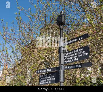 Capital Ring und Wegweiser auf dem Thames Path in Richmond, Surrey, London, England, Großbritannien Stockfoto