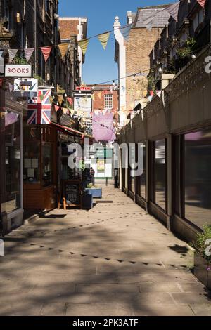 Nahaufnahme von farbenfrohem Bunting und Angel & Crown Pub Schild auf Church Court, Richmond, London, TW9, England, UK Stockfoto