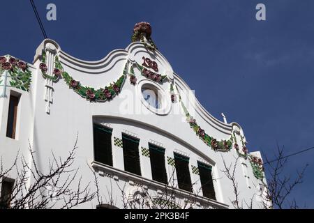 2023. Valencia, Spanien. Detail des oberen Teils eines modernistischen Gebäudes, das 1908 im Zentrum von Valencia (Spanien) erbaut wurde Stockfoto