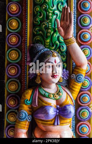 Sehr dekorative und farbenfrohe hinduistische Statuen in einem Tempel in Sri Lanka Stockfoto
