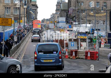 Edinburgh, Schottland, Großbritannien. 5. April 2023 Es wurde angekündigt, dass die berühmte North Bridge in Richtung Norden im April wieder geöffnet wird, nachdem 2 Jahre lang nur eine Fahrspur in Richtung Süden gefahren wurde, was zu einer Unterbrechung der Verbindung zwischen der Altstadt und der Princes Street und dem größeren Gebiet von New Town führt. Es wurde 2021 geschlossen, da es zum ersten Mal seit den 1930er Jahren grundlegende Reparaturarbeiten durchlaufen hat. Das Projekt liegt bereits fünf Jahre hinter dem Zeitplan zurück und hat sein Budget auf £62 Millionen Dollar mehr als verdoppelt. Blick nach Süden direkt über die Brücke in die Altstadt. Kredit: Craig Brown/Alamy Live News Stockfoto