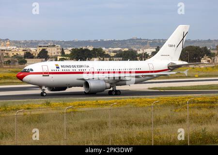 Spanische Luftwaffe Airbus A310-304 (REG: T.22-2) nach einem offiziellen Besuch in Malta. Stockfoto