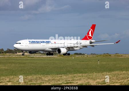 Turkish Airlines Airbus A330-303 (REG: TC-JOA) auf dem Weg nach Ouagadougou, Burkina Faso, nach Malta umgeleitet. Stockfoto