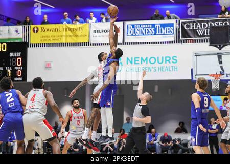 Wilmington, Delaware, USA. 4. April 2023. Delaware Blue Coats Forward MICHAEL FOSTER (35) und Rio Grande Valley Vipers Forward RAY SPALDING (26) kämpfen um den Ball während des Spiels eines der NBA G League Finals zwischen den Delaware Blue Coats und den Rio Grande Valley Vipers Donnerstag, 30. März 2023; Im Chase Fieldhouse in Wilmington, DE. (Kreditbild: © Saquan Stimpson/ZUMA Press Wire) NUR REDAKTIONELLE VERWENDUNG! Nicht für den kommerziellen GEBRAUCH! Stockfoto