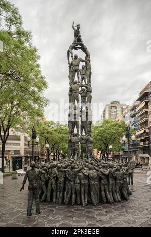 Denkmal als Kastenwerk des katalanischen Bildhauers Francesc Anglès i Garcia, Skulptur des menschlichen Turms in der Rambla-Straße in der Stadt Tarragona. Stockfoto