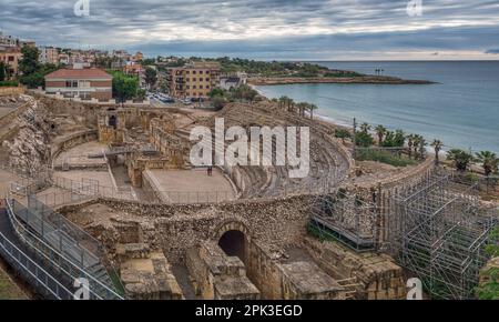 Amphitheater Tarraco, römisches Gebäude in der Nähe des Meeres, hinter den Stadtmauern von Tarragona, der römischen Hauptstadt Hispania Citerior Tarraconensis, Spanien. Stockfoto