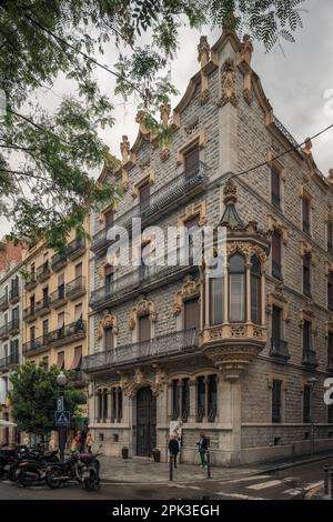 Das Haus ist mit Reliefs dekoriert und hat einen überstehenden runden Balkon an der Ecke von ronda nueva in der Stadt Tarragona, katalanische Gemeinschaft, Spanien, Europa, Stockfoto