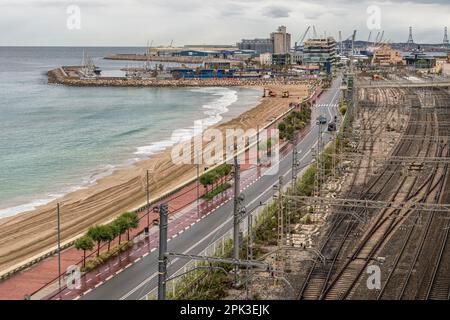 Platja del Miracle - Playa El Milagro die Promenade, die Straße und die Bahngleise mit dem Hafen der Stadt Tarragona in der Gemeinde Katalonien Stockfoto