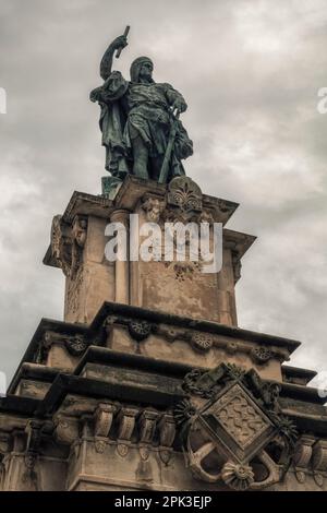 Denkmal der vielseitigen Architektur von Roger de Lauria (Loria), Künstler Feliu Ferrer Galzeran, öffentliche Skulptur von zum Weltkulturerbe gehörenden Kulturgütern in Tarragona, Spanien. Stockfoto