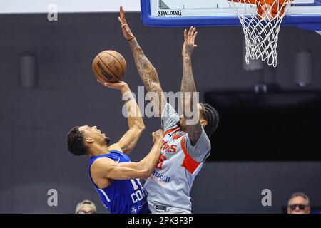 Wilmington, Delaware, USA. 4. April 2023. Delaware Blue Coats bewachen CHARLIE BROWN JR. (16) fährt zum Korb, während Rio Grande Valley Vipers Forward RAY SPALDING (26) während des Spiels eines der NBA G League Finals zwischen den Delaware Blue Coats und den Rio Grande Valley Vipers am Donnerstag, den 30. März 2023, im Chase Fieldhouse in Wilmington, DE, verteidigt. (Kreditbild: © Saquan Stimpson/ZUMA Press Wire) NUR REDAKTIONELLE VERWENDUNG! Nicht für den kommerziellen GEBRAUCH! Stockfoto