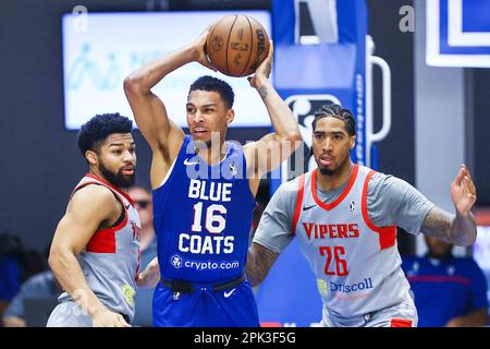 Wilmington, Delaware, USA. 4. April 2023. Delaware Blue Coats bewachen CHARLIE BROWN JR. (16) passt den Ball an, während Rio Grande Valley Vipers Forward RAY SPALDING (26) im Spiel eines der NBA G League Finals zwischen den Delaware Blue Coats und den Rio Grande Valley Vipers am Donnerstag, 30. März 2023, im Chase Fieldhouse in Wilmington, DE, verteidigt. (Kreditbild: © Saquan Stimpson/ZUMA Press Wire) NUR REDAKTIONELLE VERWENDUNG! Nicht für den kommerziellen GEBRAUCH! Stockfoto