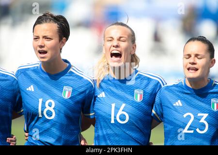 Erin Cesarini (Italien) U19, Sara Zappettini (Italien) U19 und Monica Renzotti (Italien) U19 bei der Europameisterschaft U19 der Frauen 2023, Runde 2, Fußballspiel between, Grece U19 Women and Italy U19 Women, am 05. April 2023 im Silvio Piola Stadium, Vrcelli, Italien. Foto: Nderim Kaceli Stockfoto