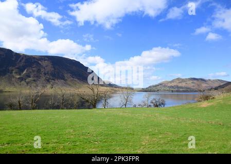 Crummock Water, Lake District, Cumbria, Großbritannien. Blick über den Melbreak Hill, von der B5289. Auf der Ostseite des Sees aus gesehen. Anfang April Stockfoto