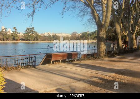 Ruderfreunde am Casa de Campo See in Madrid Stockfoto