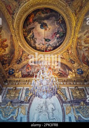 Das war Room, Schloss von Versailles, Frankreich. Der Kronleuchter hängt auf dem Pferderücken von der goldbemalten Decke über dem Stuckmedaillon von Ludwig XIV Stockfoto