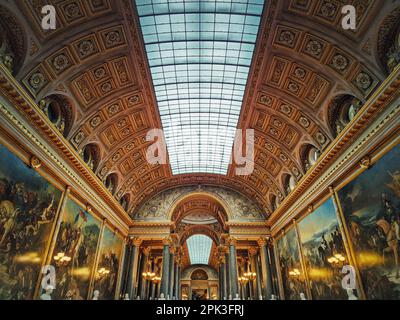 Wunderschöne architektonische Details der Galerie der großen Schlachten im Schloss von Versailles, Frankreich. Der größte Raum im Schloss, goldene Ornamente Stockfoto