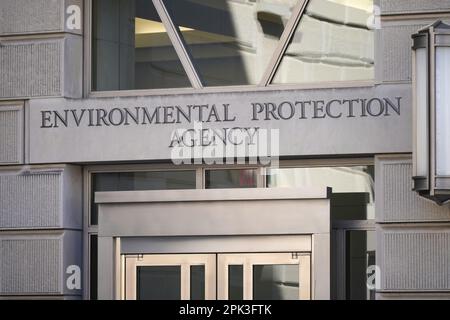 Washington DC, USA - 4. April 2023: Eingangsschild schließt sich zum Bürogebäude der American Environmental Protection Agency in Washington DC Stockfoto