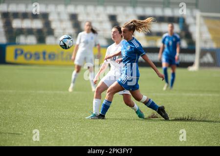 Vasiliki Giannaka (Griechenland) U19 und Sara Zappettini (Italien) U19 bei der Europameisterschaft U19 2023, Runde 2, Fußballspiel zwischen, Grece U19 Women und Italien U19 Women, am 05. April 2023 im Stadion Silvio Piola, Vrcelli, Italien. Foto: Nderim Kaceli Stockfoto