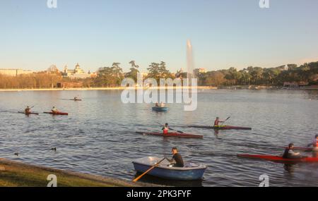 Rudern bei Sonnenuntergang am Casa de Campo See in Madrid Stockfoto