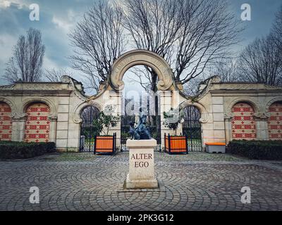 Hundefriedhof (Cimetiere des Chiens) in Asnieres-sur-seine, Paris, Frankreich. Blick auf das Haupttor und Eingang zum weltweit ältesten öffentlichen Tierfriedhof Stockfoto