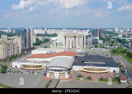 Luftaufnahme des Internationalen Ausstellungszentrums in Kiew, Ukraine, mit Blick auf die umliegende Stadt. Stockfoto