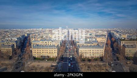 Atemberaubendes Stadtpanorama mit Blick auf die Avenue de Wagram und das neue Tribunal von Paris in Porte de Clichy, Gerichtsgebäude Frankreich. Wunderschönes pariser Ar Stockfoto