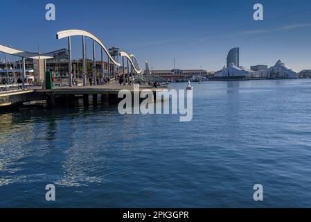 Brücke von Port Vell (alter Hafen) von Barcelonas Rambla de Mar in Richtung Maremagnum. Im Hintergrund befindet sich das Hotel Vela (Barcelona, Katalonien, Spanien) Stockfoto