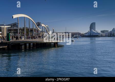 Brücke von Port Vell (alter Hafen) von Barcelonas Rambla de Mar in Richtung Maremagnum. Im Hintergrund befindet sich das Hotel Vela (Barcelona, Katalonien, Spanien) Stockfoto