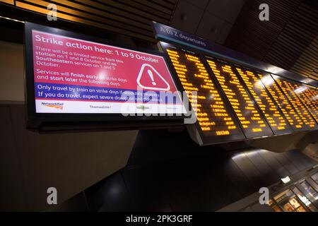 Am Londoner Bahnhof London Bridge ist ein elektrischer Fahrplan zu sehen, während die Bahnarbeiter streiken. Stockfoto