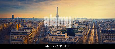 Smog über Paris, Frankreich. Nebliger Sonnenuntergang auf den Eiffelturm aufgrund der hohen Verschmutzung durch den geschäftigen Stadtverkehr Stockfoto