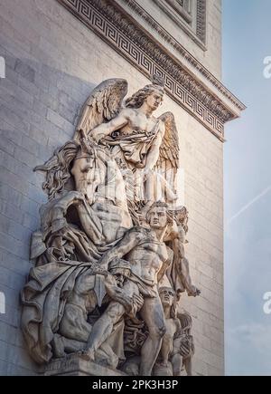 Nahaufnahme architektonischer Details des Triumphbogens, Paris, Frankreich. La Resistance de 1814 schmückt eine Säule des Triumphbogens Stockfoto