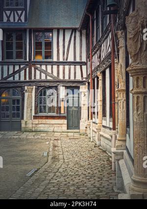 Saint-Maclou aitre, Osterhof des mittelalterlichen Friedhofs. Fachwerkarchitektur, Fachwerkfassaden Details der Gebäude in Rouen, Norm Stockfoto