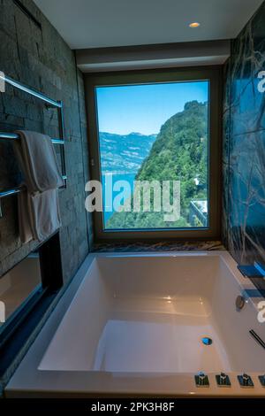 Badewanne mit Berg- und Seeblick in Burgenstock, Nidwalden, Schweiz. Stockfoto