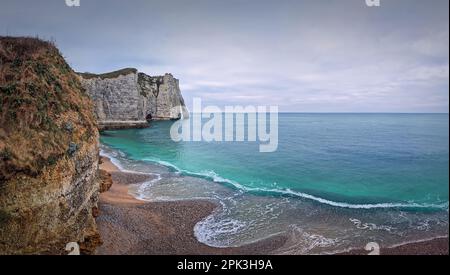 Blick auf die wunderschönen Klippen von Etretat, die von den Wellen des blauen Meerwassers, La Manche Kanal, gespült werden. Berühmte Küste von Falaise d'Aval in N Stockfoto